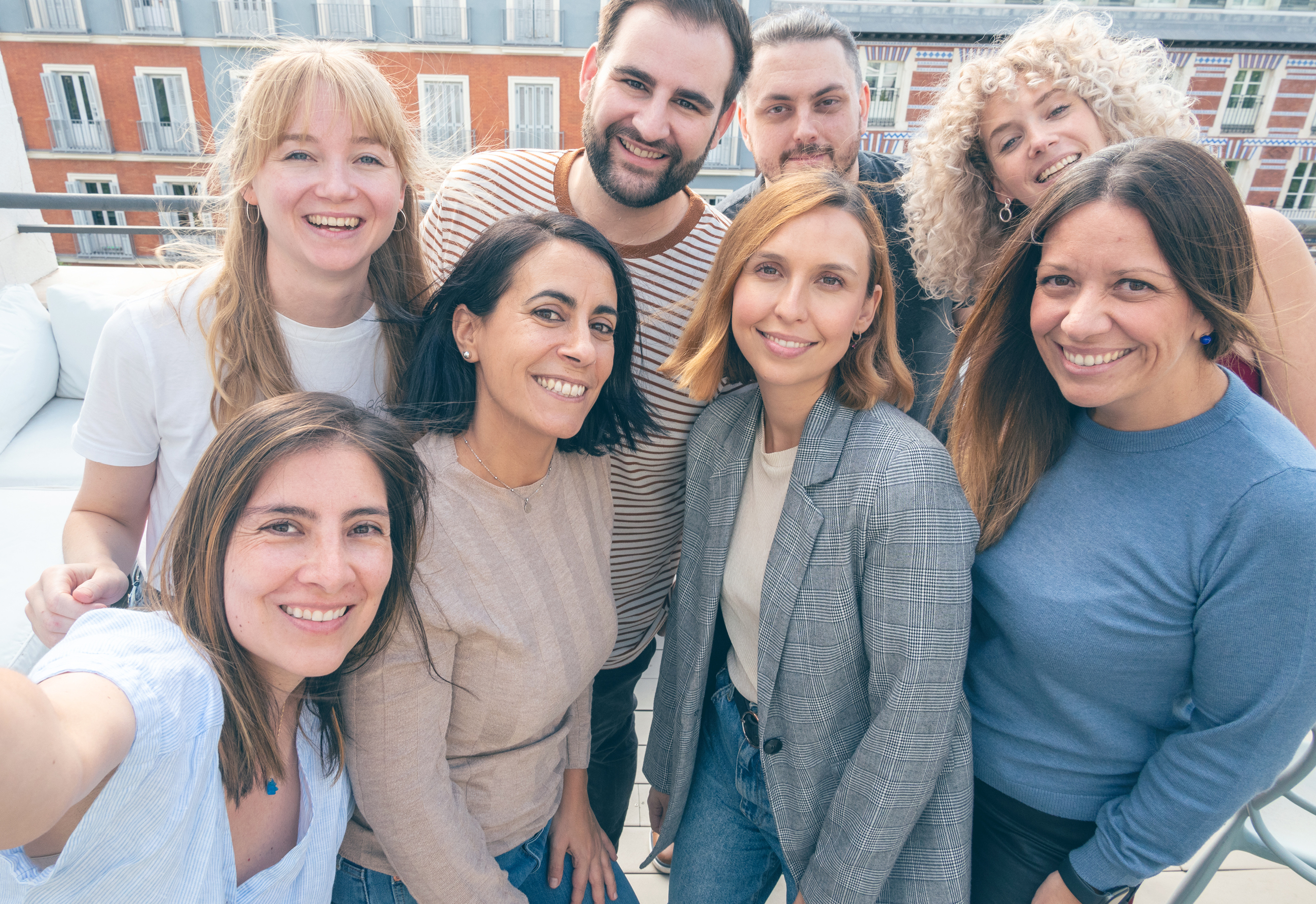 Image of 8 Thoughtworkers together smiling for a selfie.