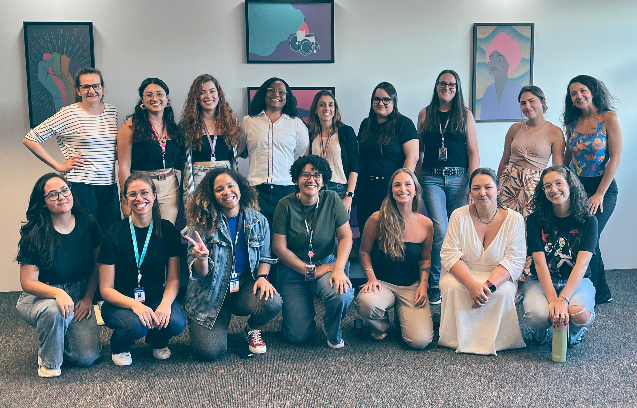 Thoughtworkers gathered in an office while posing for a photo.