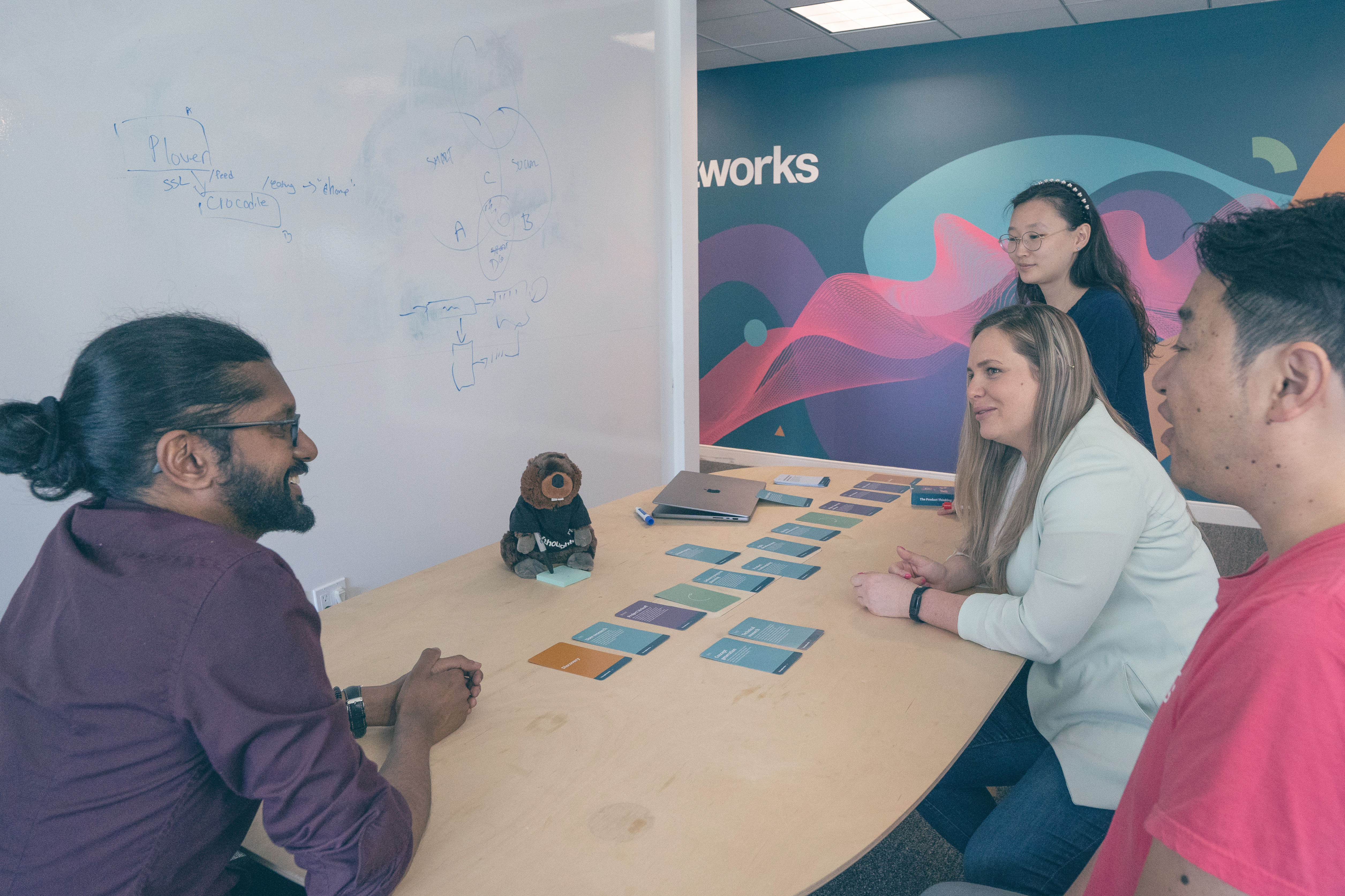 Two thoughtworkers looking at laptop